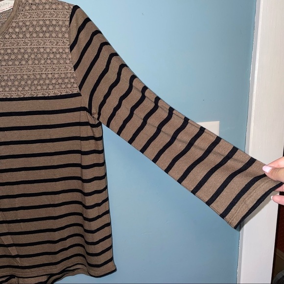 Wrap London Linen Blend Top with Button Back and Crochet Detail Size 2 - Picture 5 of 7